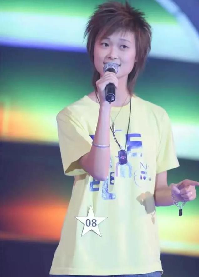 40岁李宇春超短裙跳舞引网友不满:一想到她也来月事,就头皮发麻