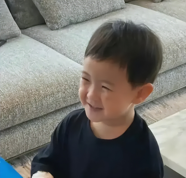 笑晕!沈腾回东北老家设家宴,坐上菜位置狂啃鸡腿,本人瘦了好多