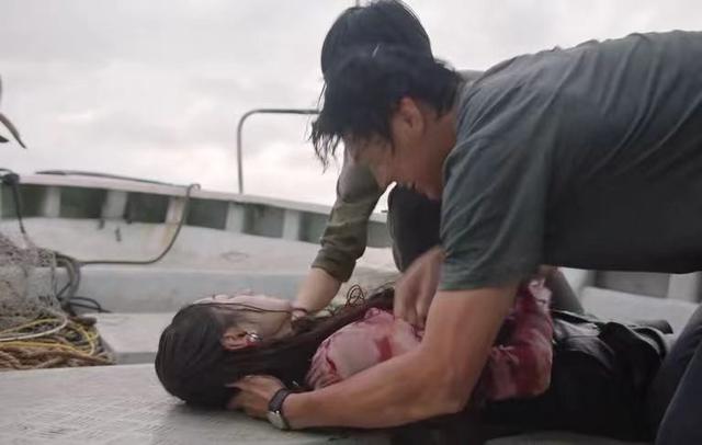 《猎冰》陪酒女腹部赘肉抢镜被吐槽，网友：没去过夜总会就别乱说