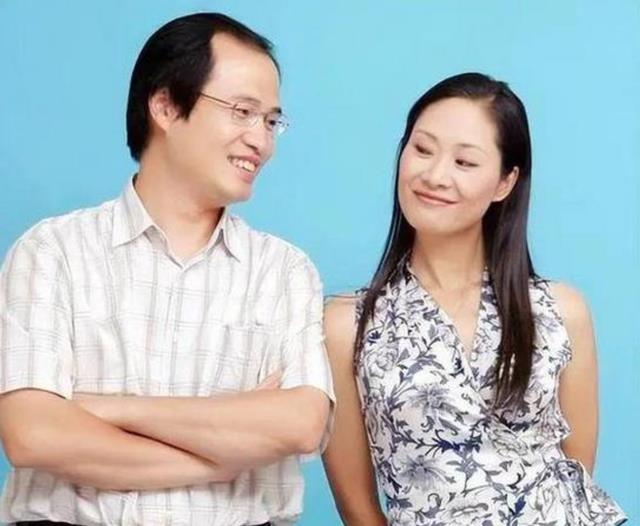 57岁于文华现状:住农村简陋房裙子拖地喂土狗,曾遭前夫背叛