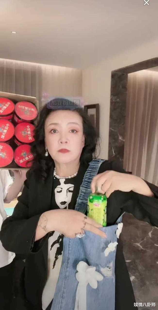 网传S妈忍不住了！张兰直播间卖牛仔包疑内涵具俊晔，却被S妈炮轰
