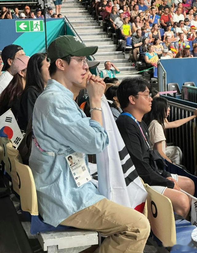 突变韩剧现场!李栋旭崔珉豪亮相奥运观众席,网友：男神紧张也这样