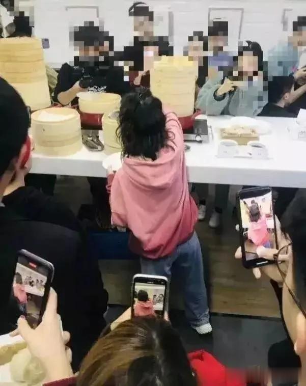 网红冯提莫泳池直播身高成焦点，自信回击网友：未必有我矮！