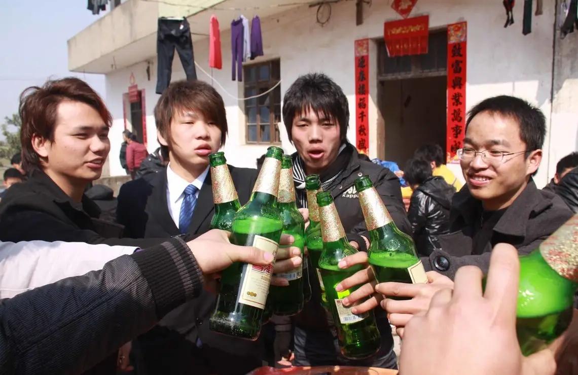 同样是中考被淘汰，一个直接进厂打工一个读职高，几年后差距大