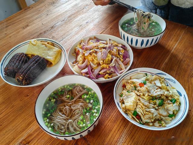 河南一家四口的早餐，在朋友圈火了，网友：人间烟火，看着就好吃