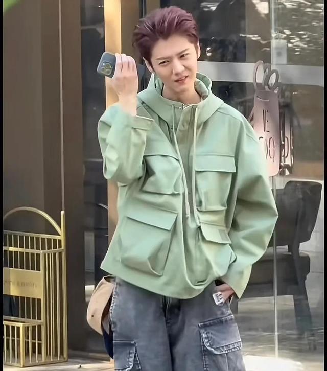 关晓彤在夜市吃糖葫芦,裤子跟鹿晗是情侣款,两人感情好着呢