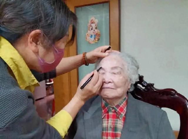 深情!97岁妻子化妆烫发看望98岁丈夫,医院里紧紧拥抱,不忍分开