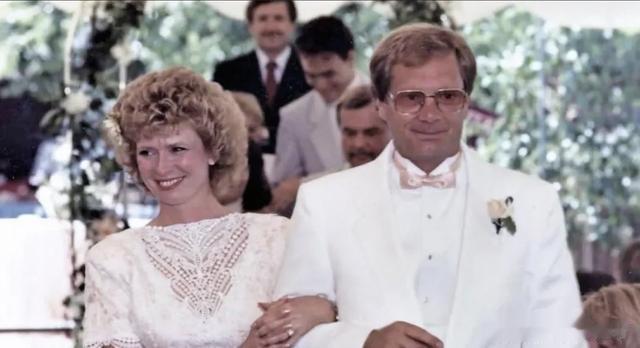 李小龙80岁妻子近照曝光,曾与徒弟结婚,女儿李香凝还生了个孙女