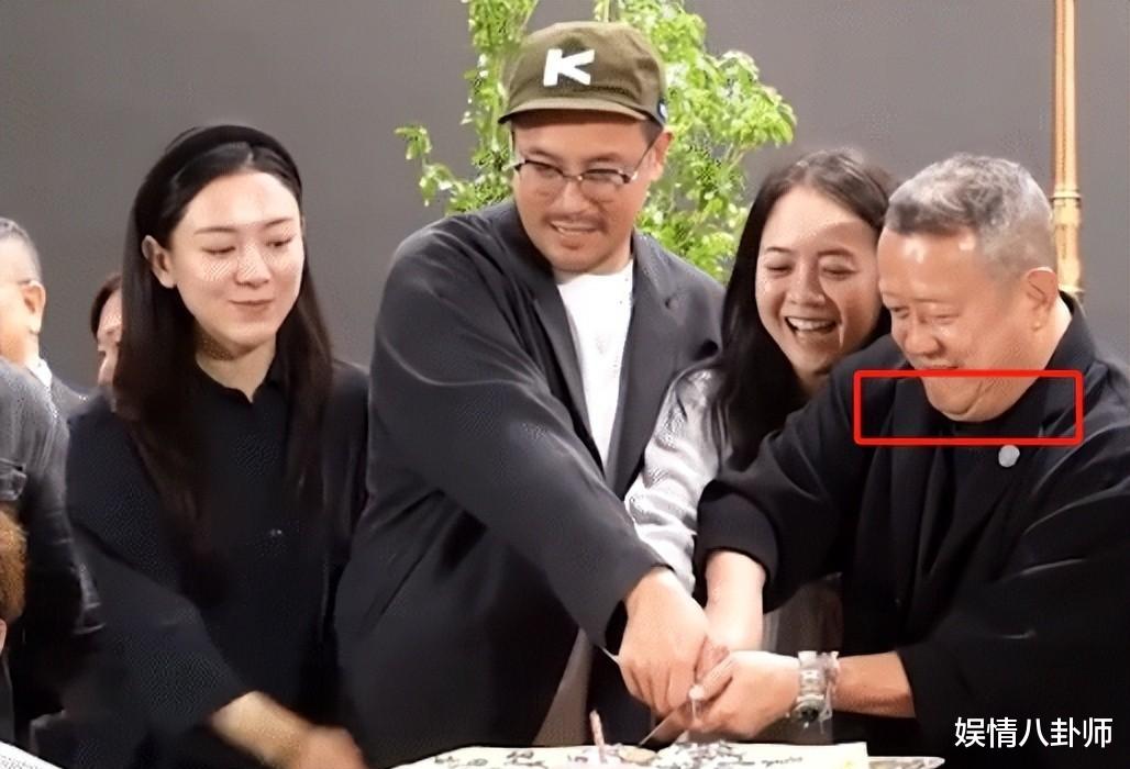 曾志伟生日宴,叶童头发花白,儿媳王敏弈清新淡雅,叶子楣却“暗藏杀器”