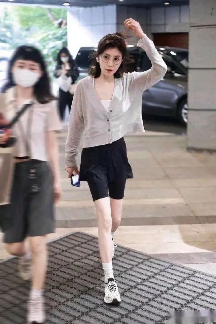 贾静雯暴瘦后大变样?50岁颜值回春,腰臀比绝顶!