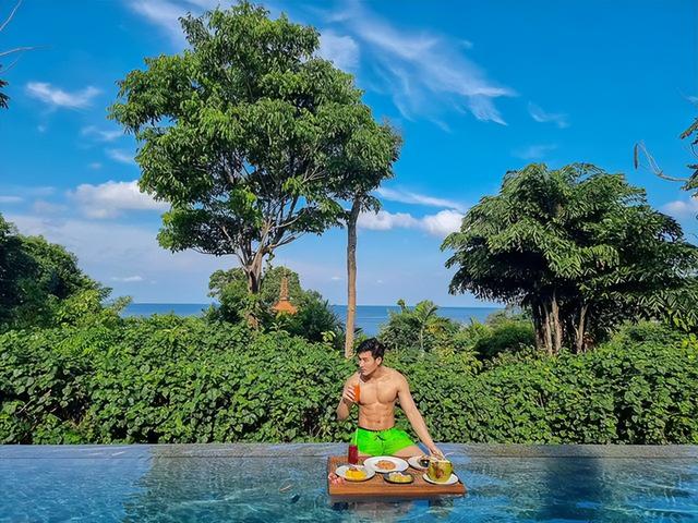 身材匀称的肌肉小哥