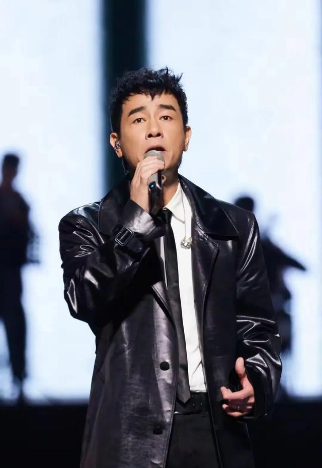 陈小春在长沙面馆吃面配大蒜惊呆粉丝,还被男孩喊小春哥哥