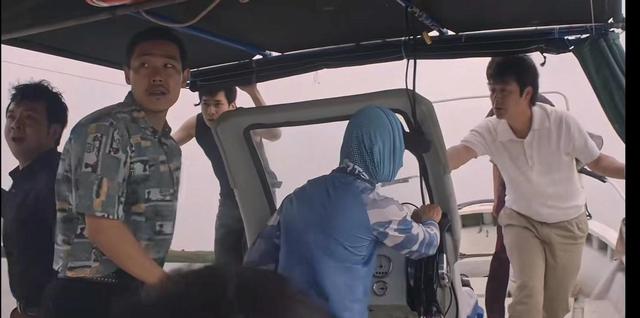 《猎冰》陪酒女腹部赘肉抢镜被吐槽，网友：没去过夜总会就别乱说