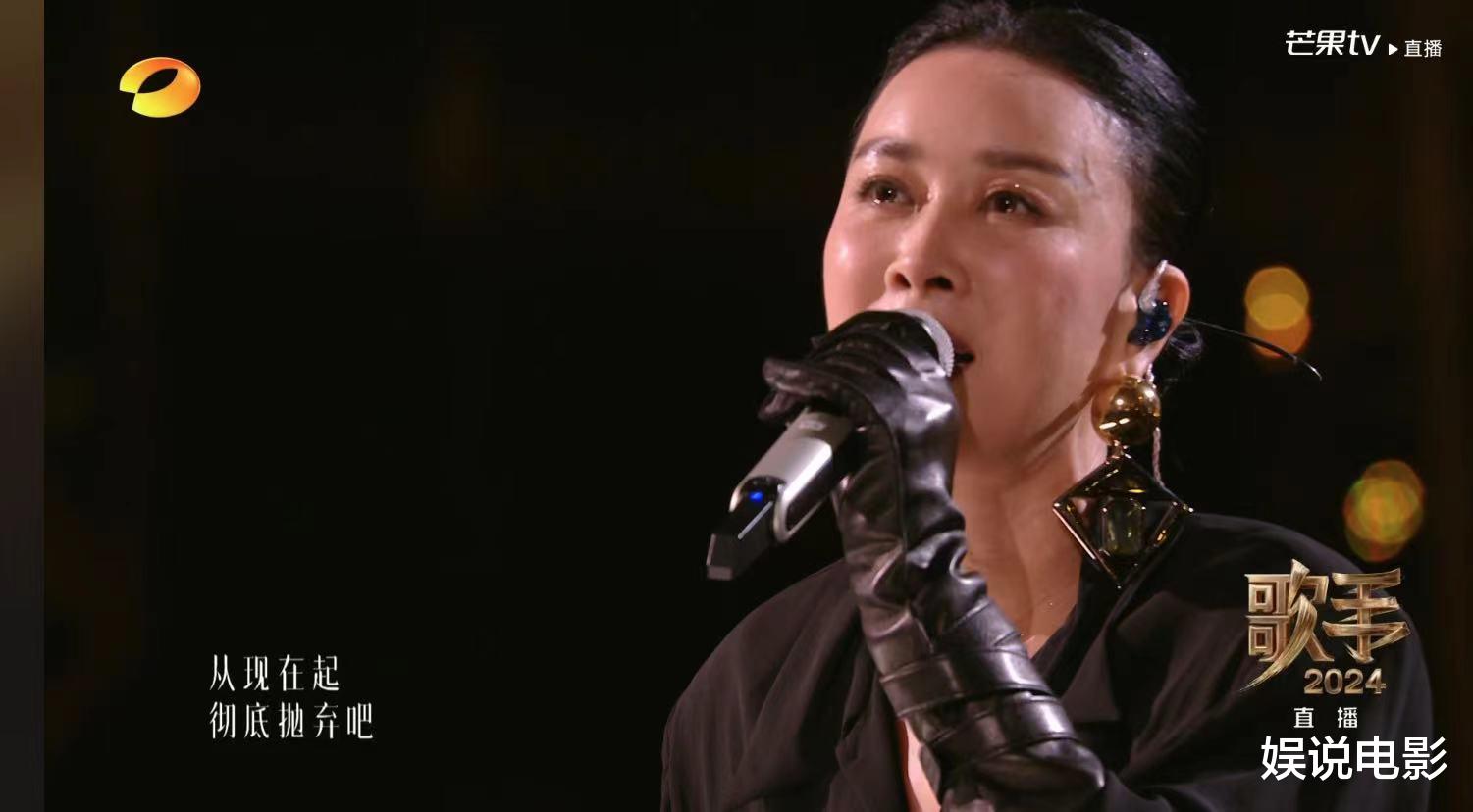 五旬老太那英被粉丝追摔倒,看着都疼,网友:为什么要跑