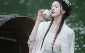 我深爱的驸马叛国后带人覆灭了我的国家，屠杀了我满门，可到了最后，他却愿为我而死
