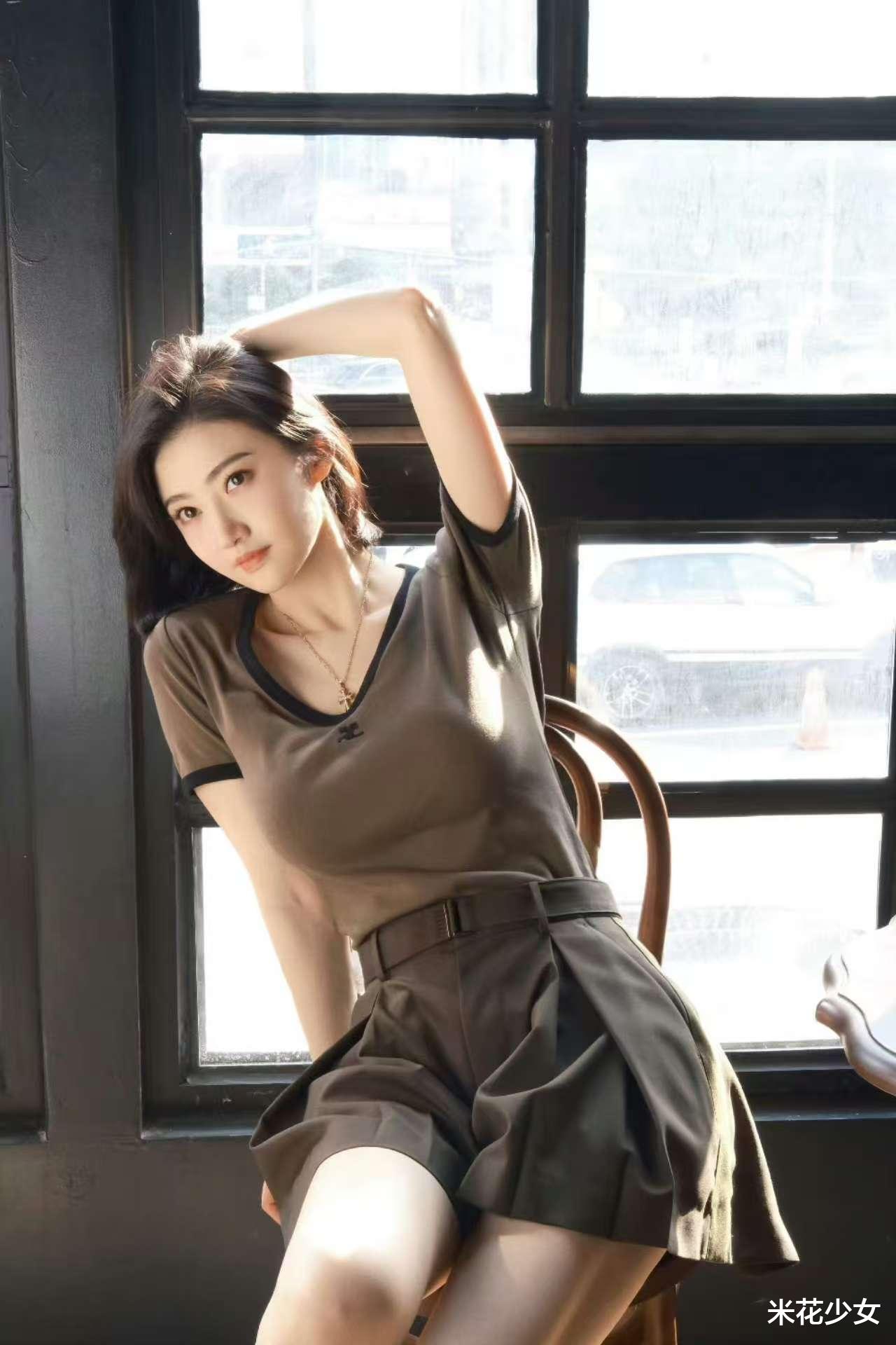 杨幂的身材真的合理吗？再宽松的衬衫也遮挡不住傲人的上围