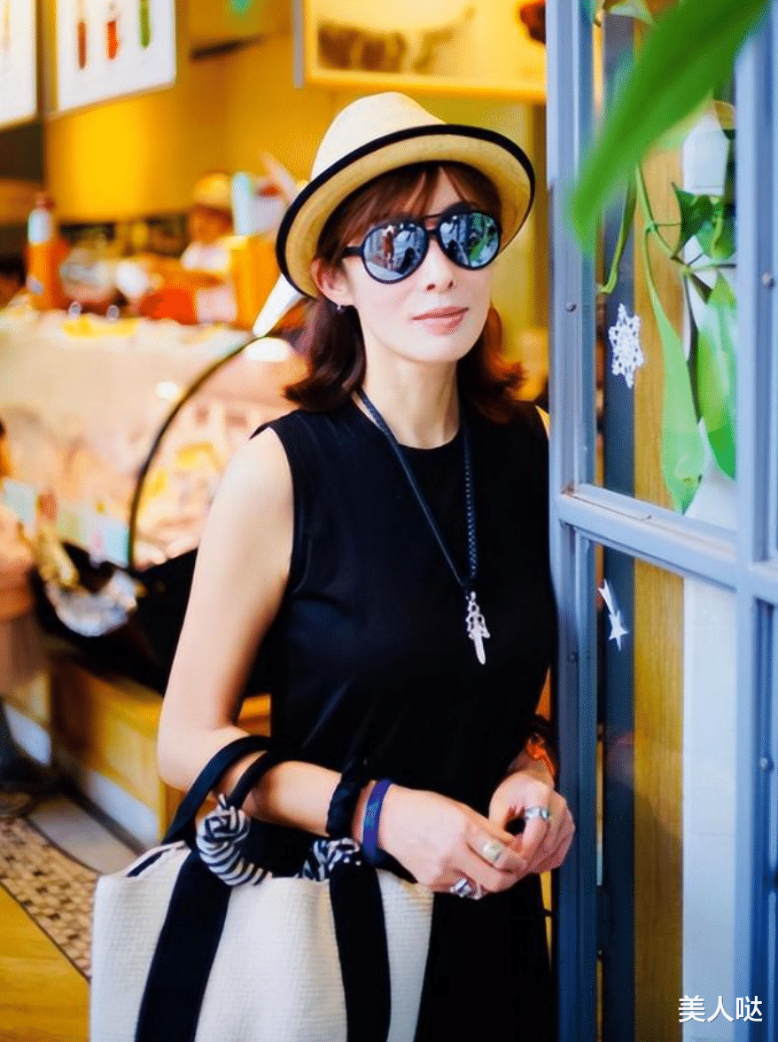 张敏暴大变样!上身只穿“一块布”秀身材,虽干瘪但气质还是很好