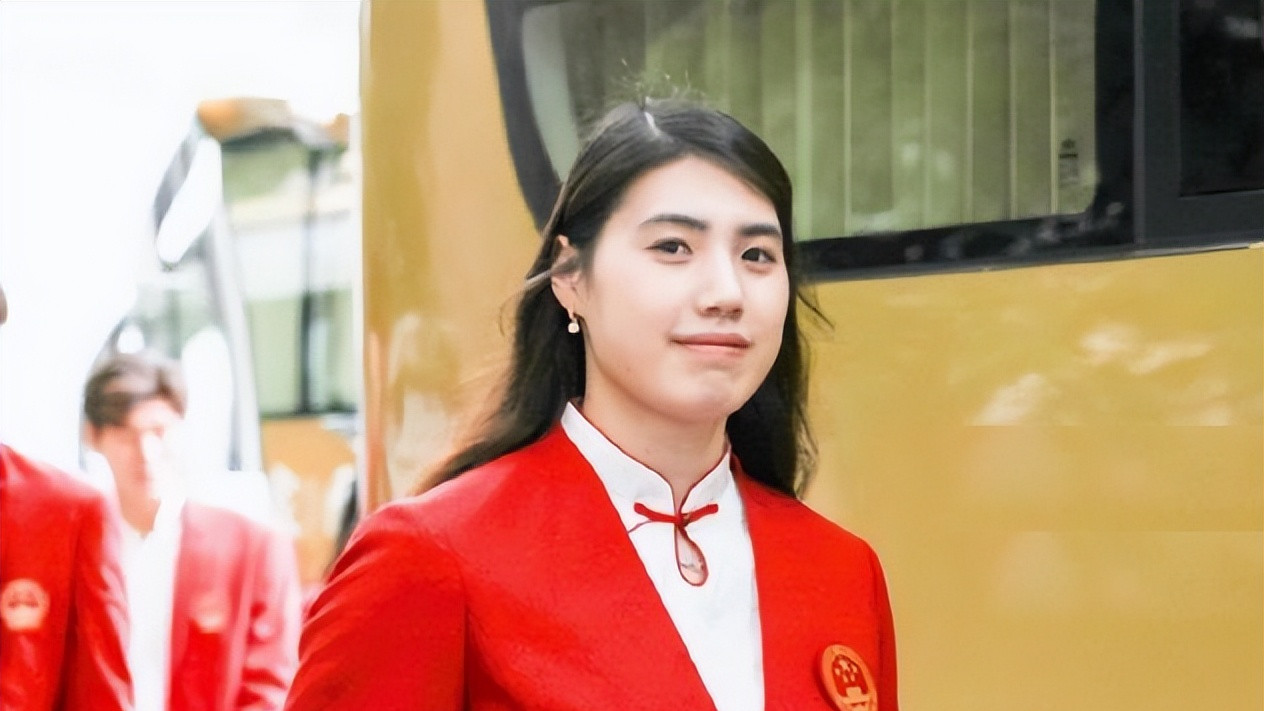 表彰大会：樊振东剪头发了，张雨霏手拿6块奖牌，郑钦文满脸笑容