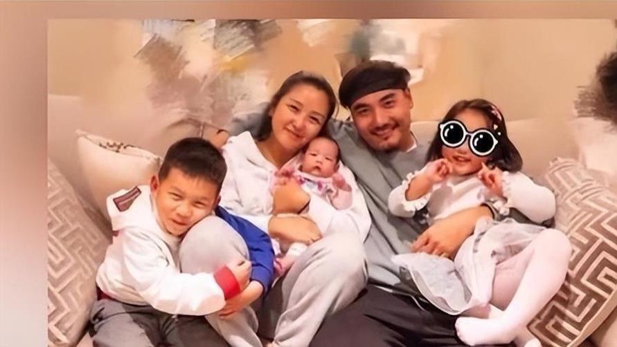 与何洁离婚7年，赫子铭宣布再婚，现任妻子出镜温柔声音甜美！