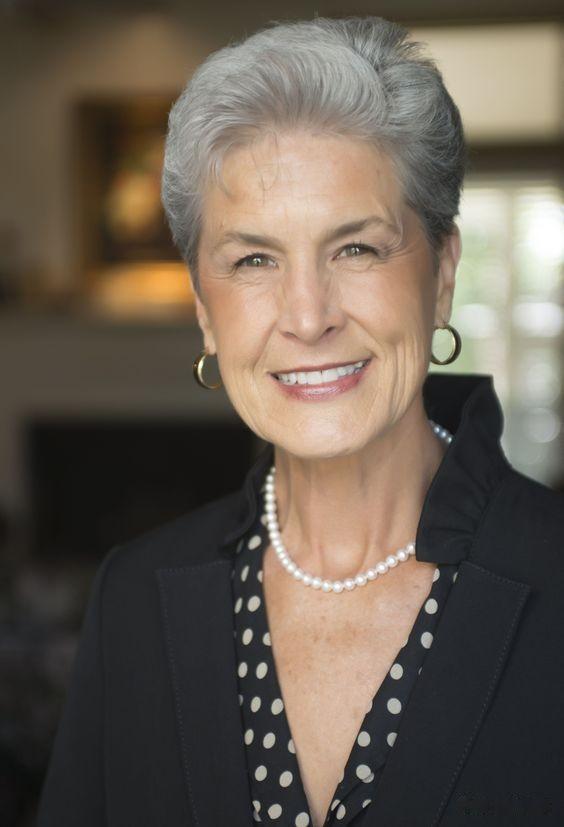 50多岁女性换发型记住这三点,剪短推边烫纹理,头发灰白也很美