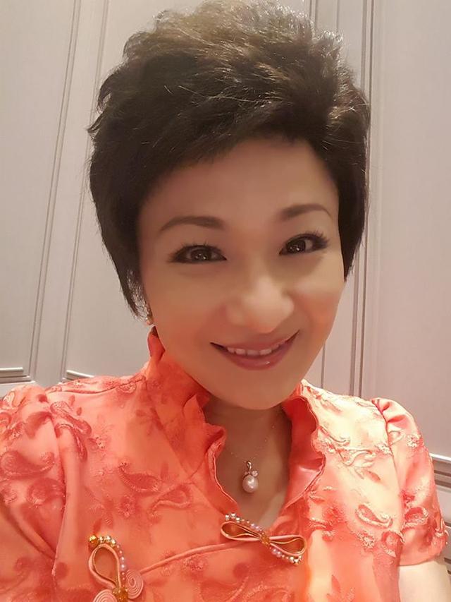 她13岁出道，当红时遭3名歹徒绑架，被劫财劫色，如今57岁仍未婚