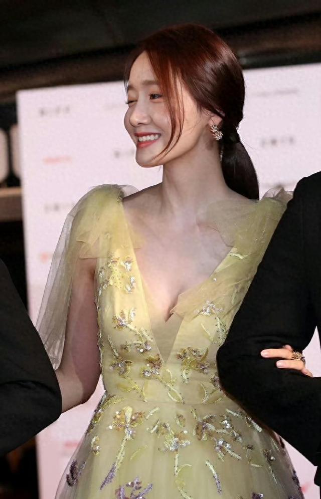 林允儿重出江湖!出道即巅峰。