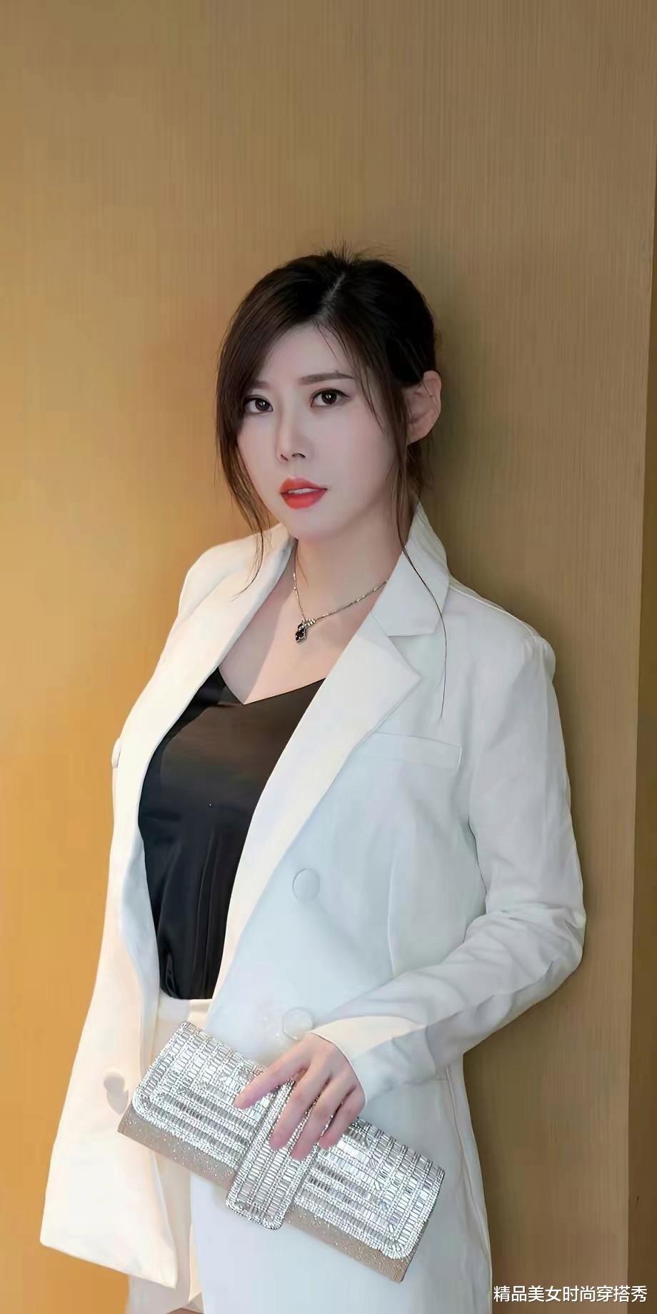 极简黑白搭, 优雅与个性的美感并存!