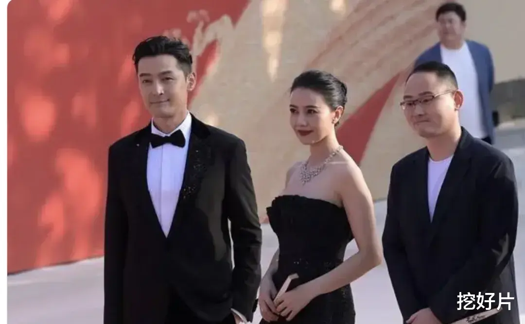 44岁高圆圆生图：有了法令纹，但她的「自然老去」打脸了硅胶脸