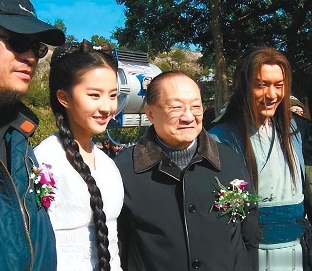 刘亦菲“雨中骑马戏”为何被删？当看到她后背那刻，全明白了！