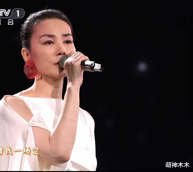 春晚爆笑看点:沈腾马丽真喝,表演者头饰掉了,导播镜头切失误