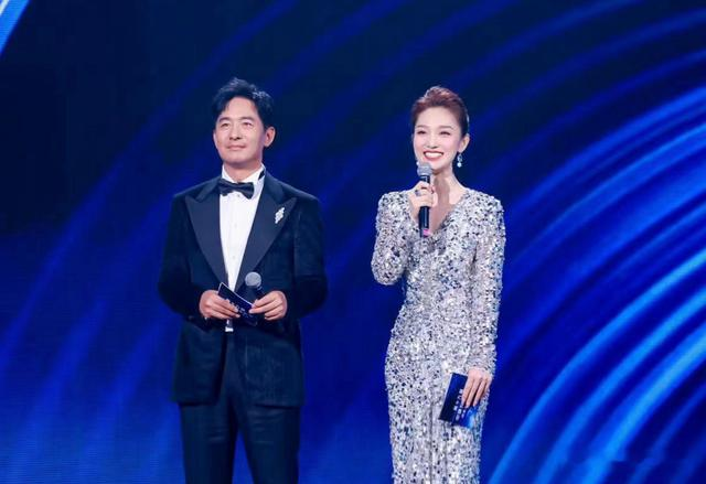 又一位演员跨界主持颁奖晚会,这次搭档央视门面担当蓝羽