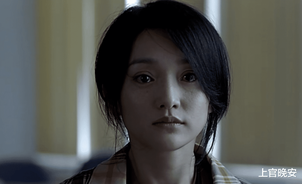 50岁的周迅和44岁的董洁同框，医美脸和天然脸的差别，一目了然