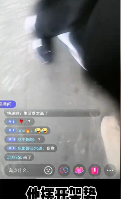 网红美国街头被抢手机,暴揍对方血溅一身,网友:就爱歧视中国人