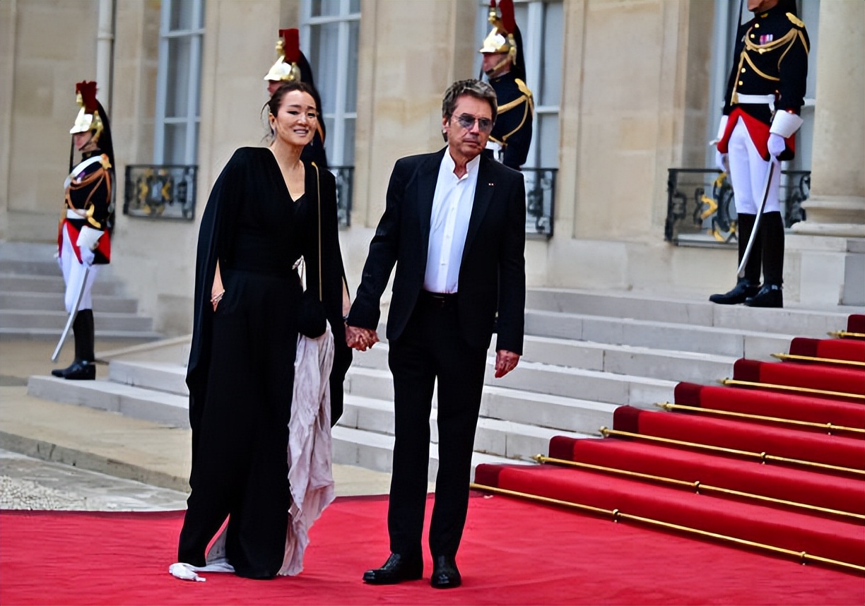 巩俐又牛了！和75岁老公受邀出席法国国宴，一身黑白配又嫩又霸气