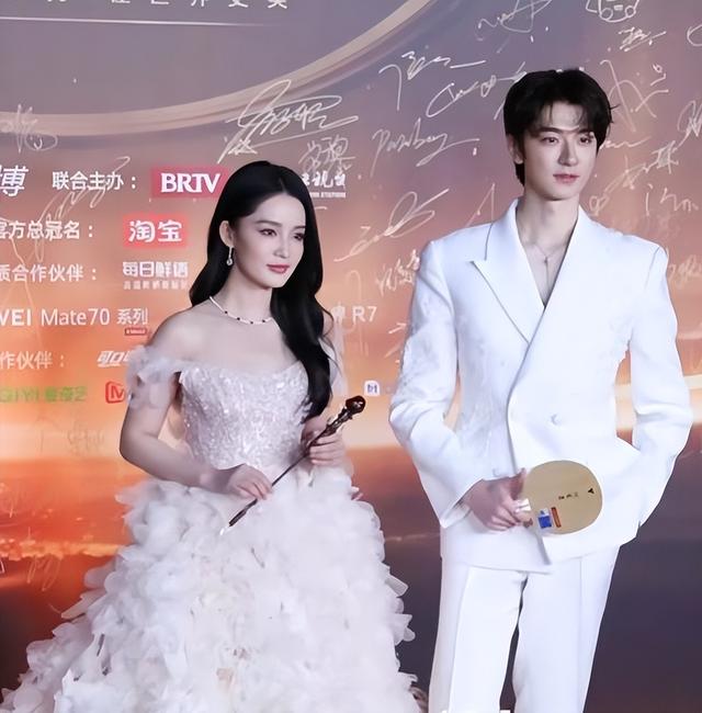 微博之夜区别对待!李沁座位边缘化愤然离场,连获奖感言都不让说