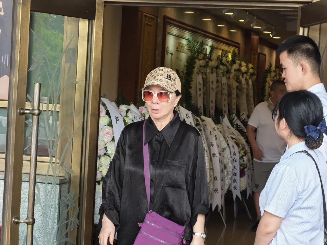 艾伦·德杰尼勒斯|春晚导演袁德旺遗体告别仪式！倪萍蔡明悲痛送别，李金斗哭红双眼