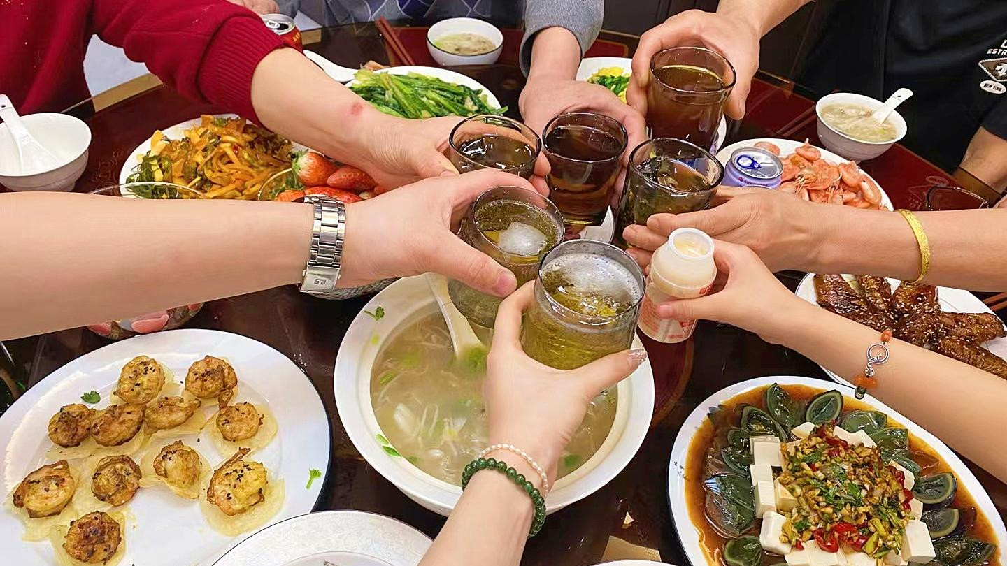 山东5兄妹晒年夜饭，第4桌“好寒酸”，行业不同，差距也太大了！