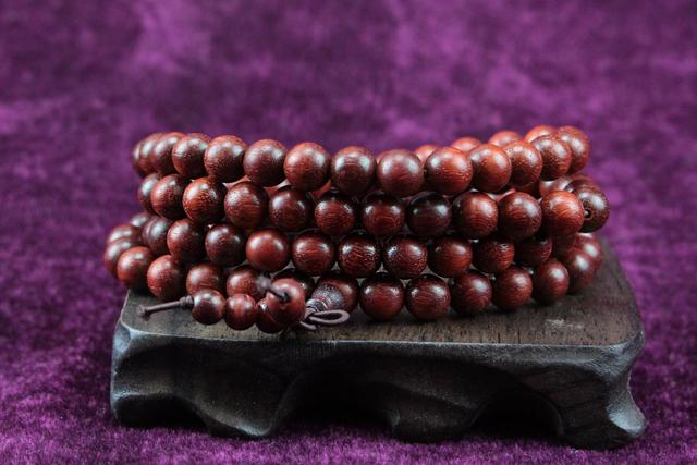 揭秘小葉紫檀“棕眼”之謎：文玩新手必知的入門(mén)指南！