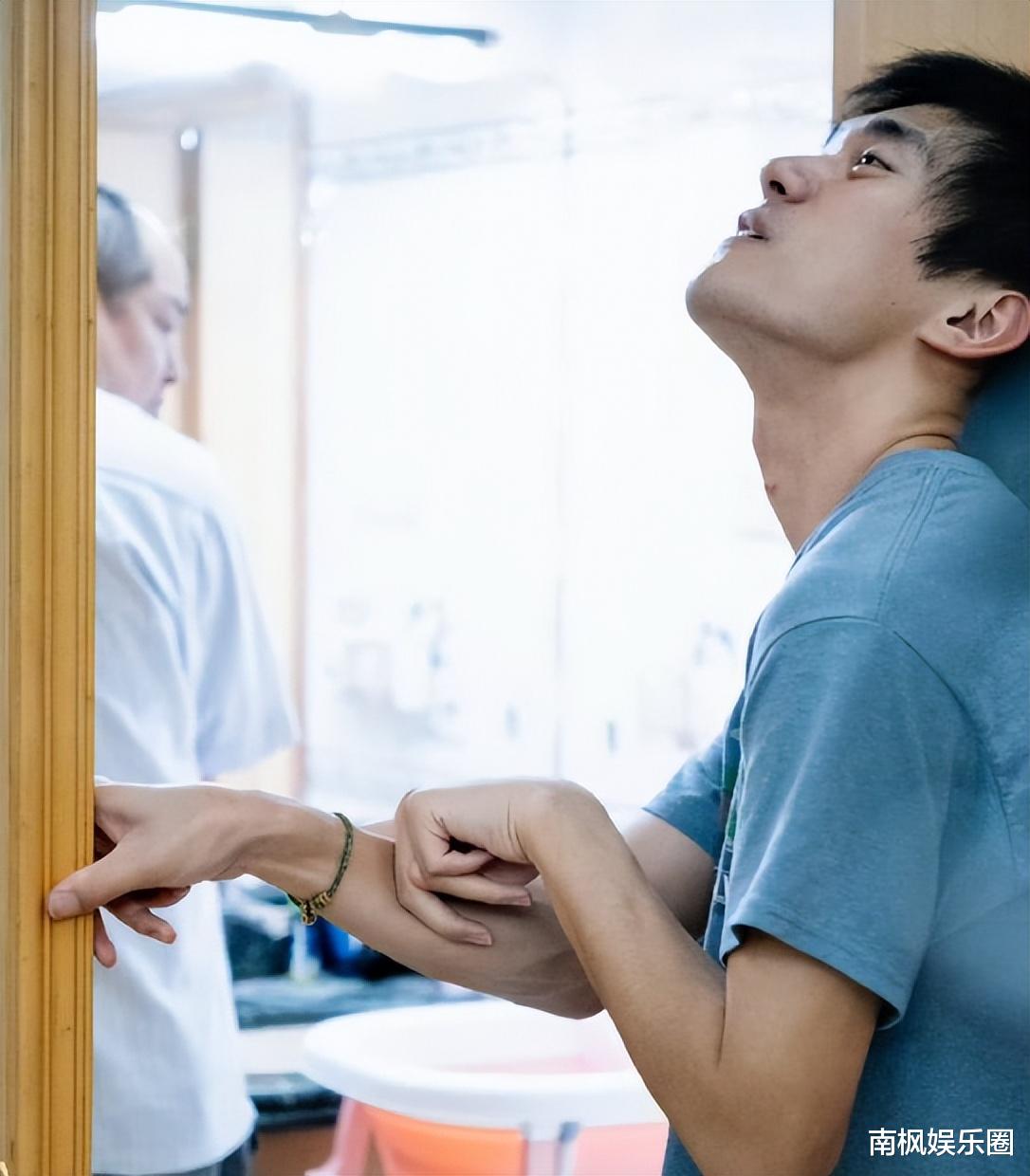 同样是演残疾人,看了易烊千玺和赵丽颖,才知道什么是教科书演技