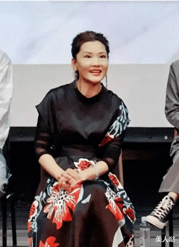 60岁何赛飞带火了一种新穿法：“新中式风+高马尾”，时髦高级又优雅