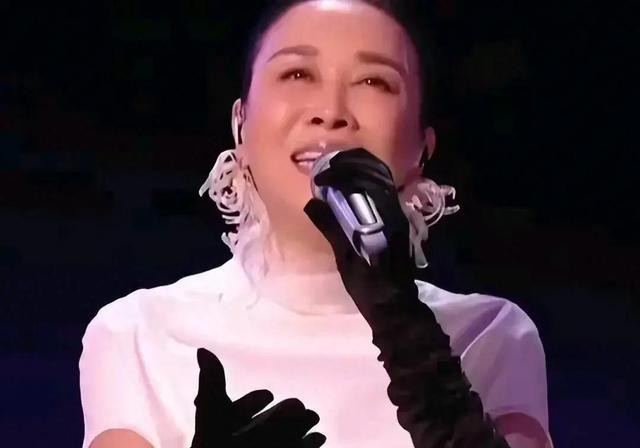 没想到，70岁香港天后甄妮，会以这种方式，给刀郎狠狠出了口恶气