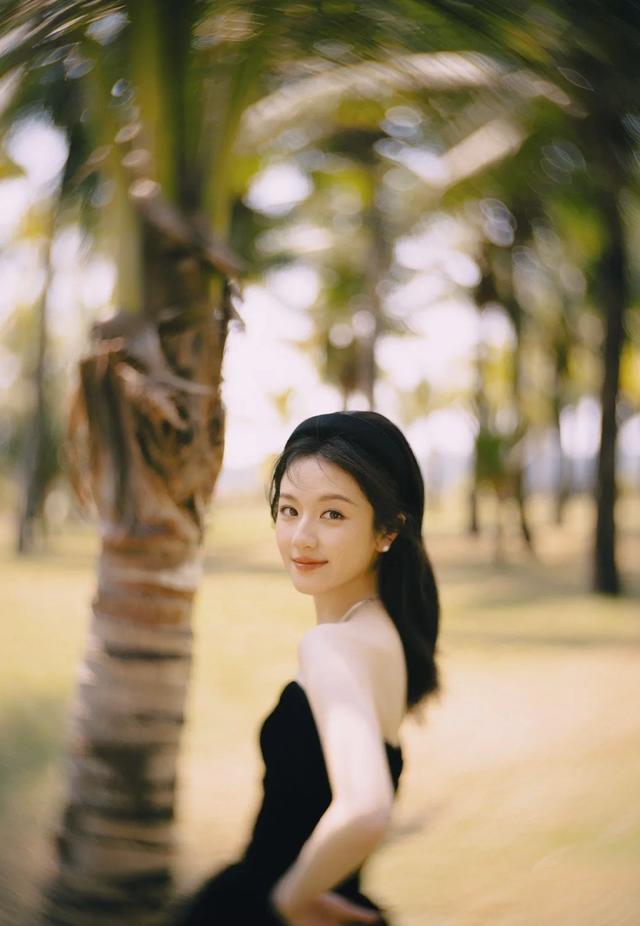 李兰迪“跑步”进入夏天！穿一席黑色丝绒礼服搭白裙，公主驾到啦