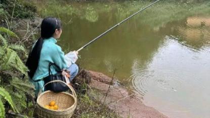 女性钓鱼：挑战与机遇的双重体验，钓友们不要戴“有色眼镜”看人