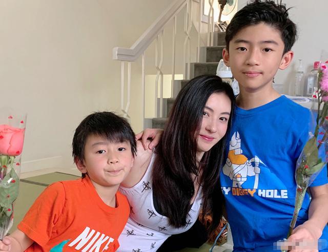 张柏芝罕见晒母子合影!14岁谢振轩发型酷似谢霆锋,弟弟温顺似妈妈翻版