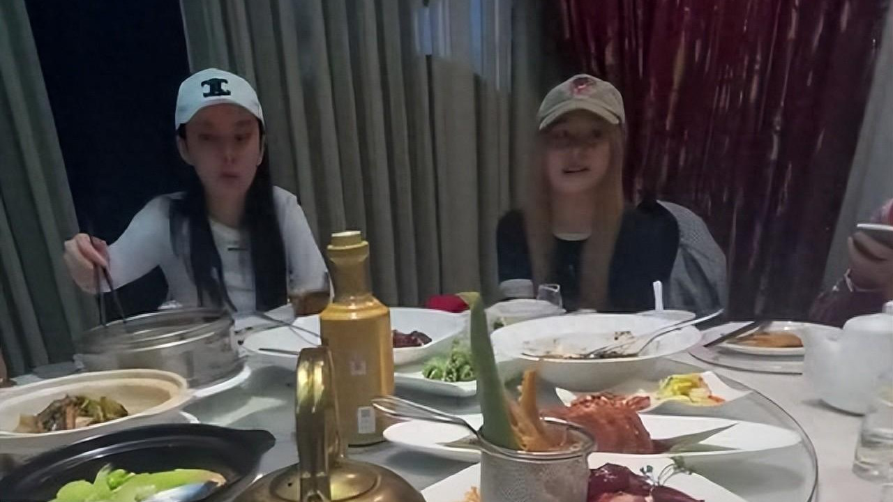 郑爽近照被曝光！脸部比以前更丰腴，头发染成黄色，和朋友有说有笑