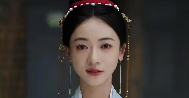 “于妈”力捧吴谨言:出门带30个保镖,被央视批评,凭啥再度翻红