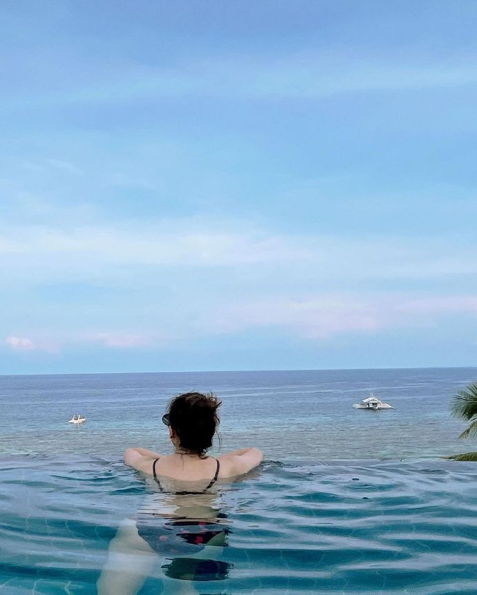 韩国知名女星,为今年夏天最后一次泳装造型,表示遗憾