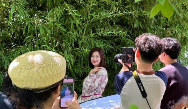 离婚后只字不提前夫侯勇,与女儿相依为命,如今46岁宛若冻龄少女