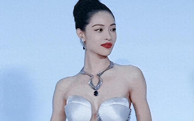 她被冯小刚捧红,成龙接着捧, 洪金宝等着捧,为啥大佬都偏爱她