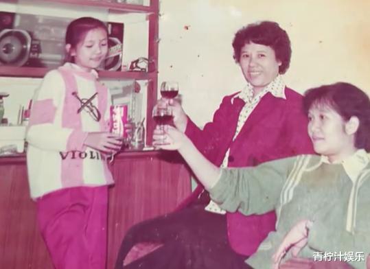 杨乐乐在珠海给妈买二手小房,小年夜回娘家,亲哥首出镜满头白发